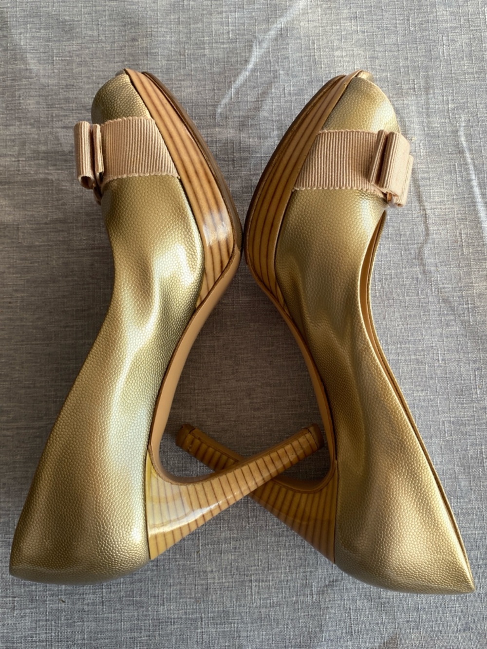 🇮🇹 Salvatore Ferragamo|Gold Leather Vara Bow Peep Toe Pumps - Picture 7 of 16